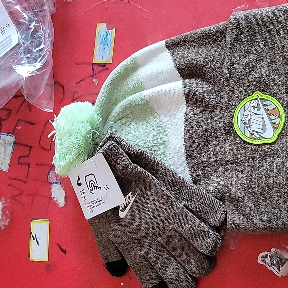 Hat and gloves Nike set